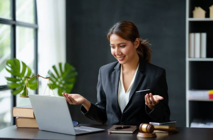7 Ways an AI Receptionist for Law Firms Outperforms a Traditional Answering Service